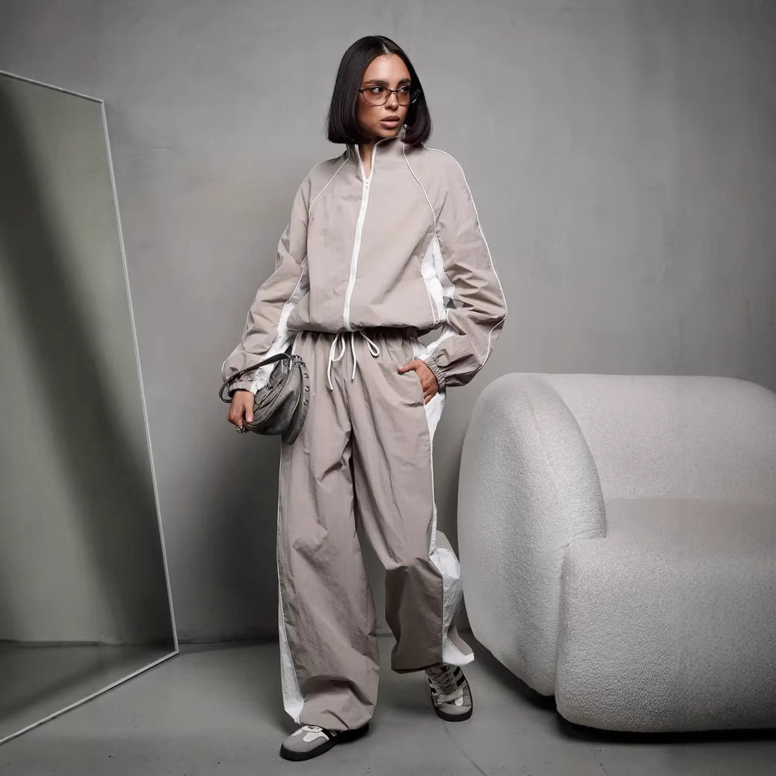 Damen sportlich-elegantes Trackset mit Stehkragen, Reißverschlussjacke und weitem Seitenstreifen-Hose – Avérine