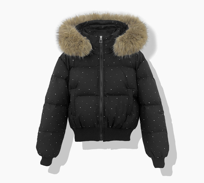 Damen kurzer gesteppter Pufferblouson mit feinem Strassbesatz, abnehmbarer Webpelzkapuze und elastischem Saum – Avérine
