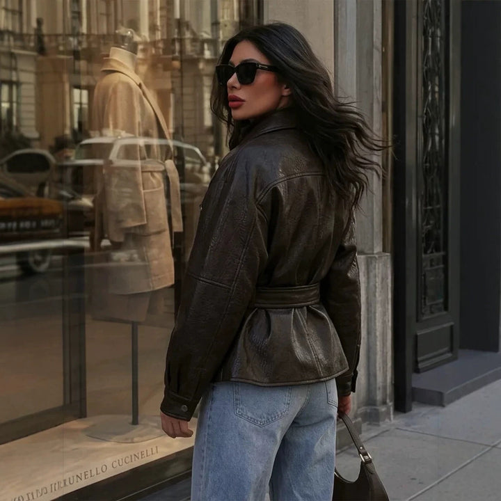 Damen Taillierte Lederimitat-Bikerjacke mit Bindegürtel und überschnittener Schulter Echoarchiv