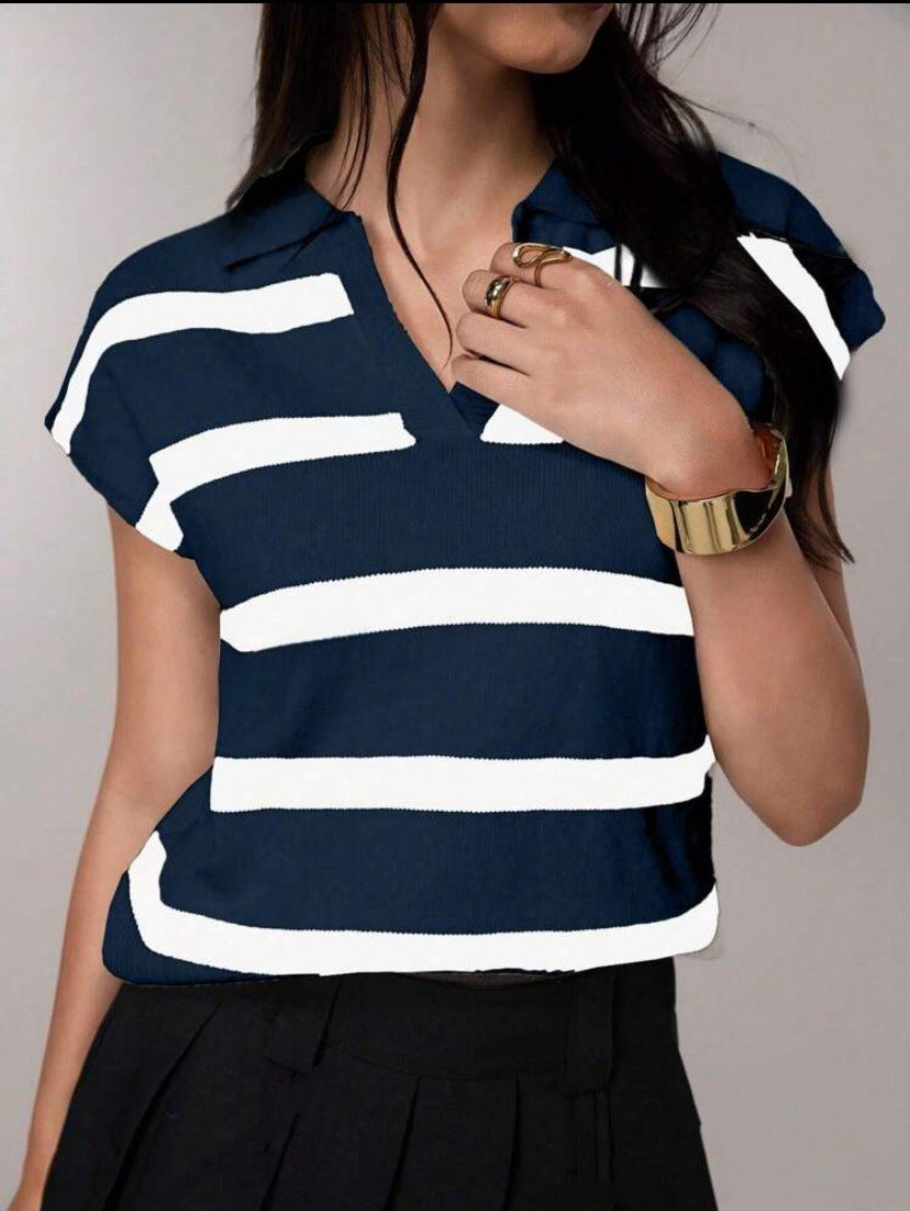 Damen Gestreiftes Kurzarm-Stricktop mit V-Kragen und überschnittener Schulter – Avérine