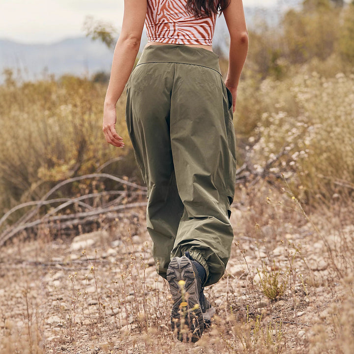 Damen Outdoor-Cargohose mit V-förmigem Bund, Knopfverschluss und elastischem Knöchelabschluss – Avérine