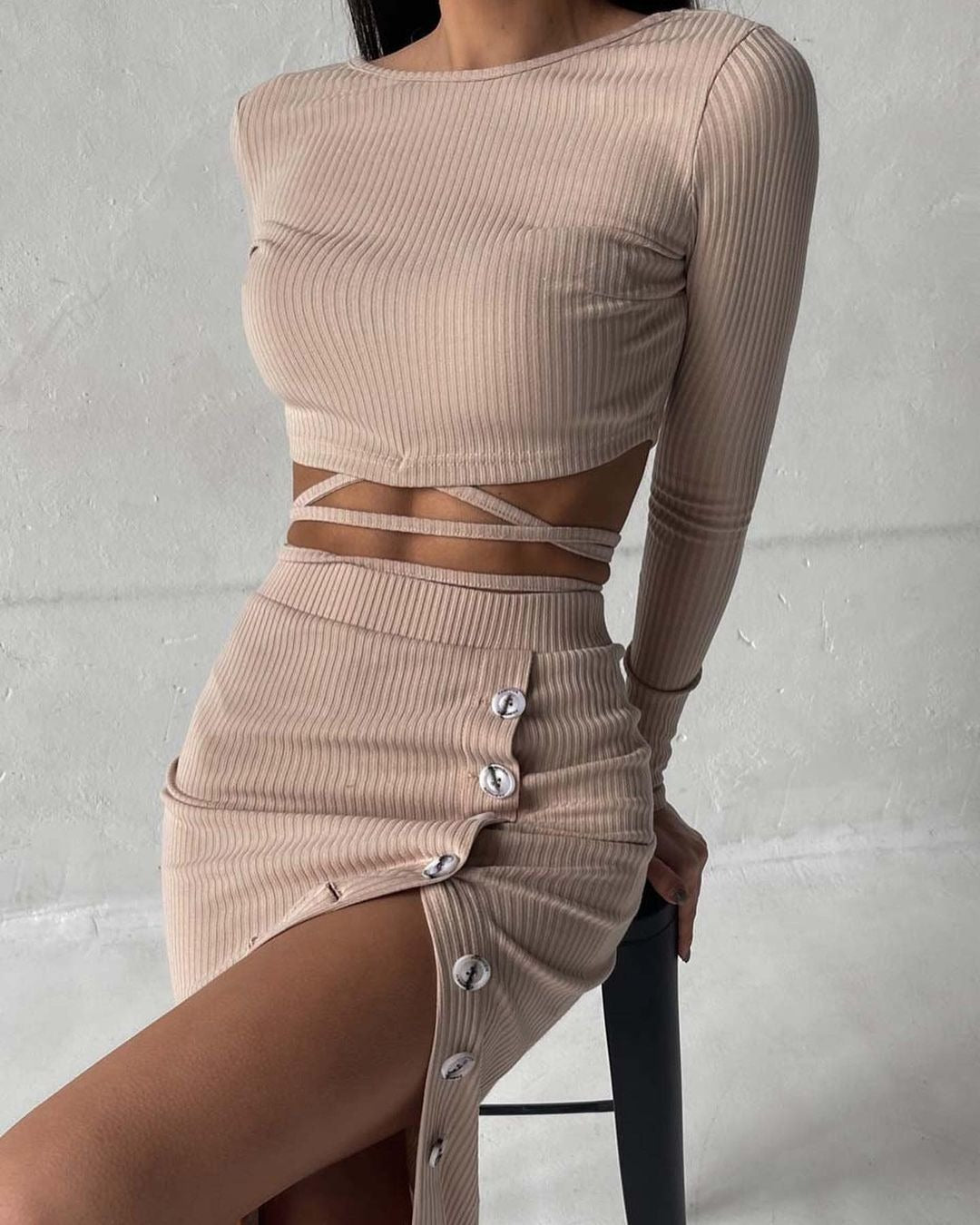 Damen Geripptes zweiteiliges Set mit Cropped-Langarmtop, Wickelband und taillenbetontem Knopf-Midirock Echoarchiv