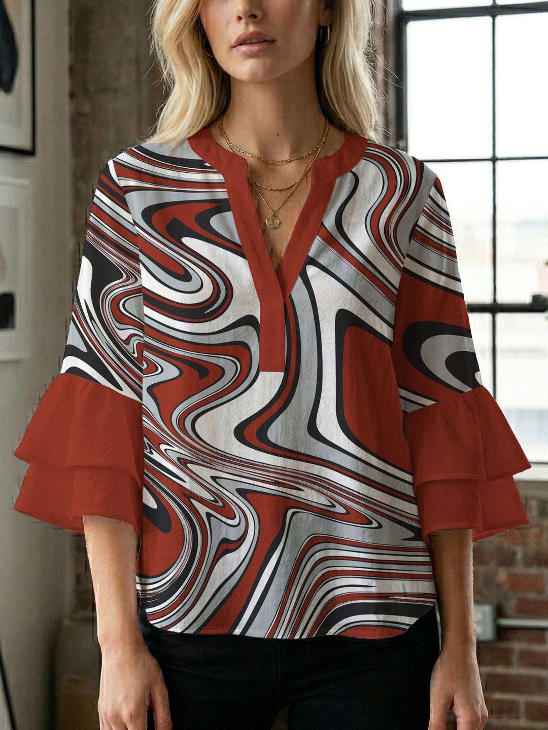 Damen Bluse mit voluminösen Flügelärmel und intensivem Blattmuster Echo Archiv