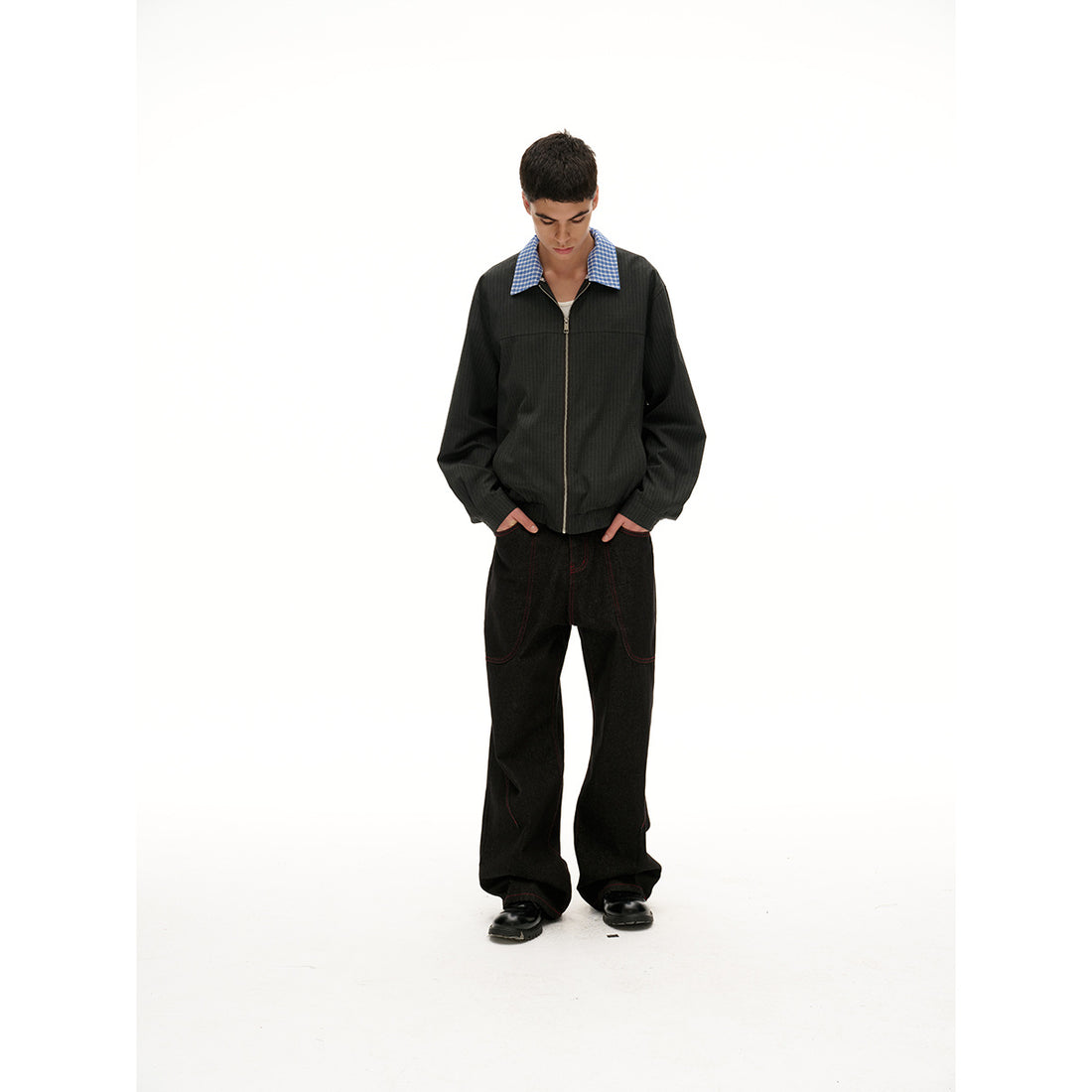 Unisex Kurz geschnittene Nadelstreifen‑Blousonjacke mit kontrastierendem Hemdkragen und durchgehendem Reißverschluss Echoarchiv