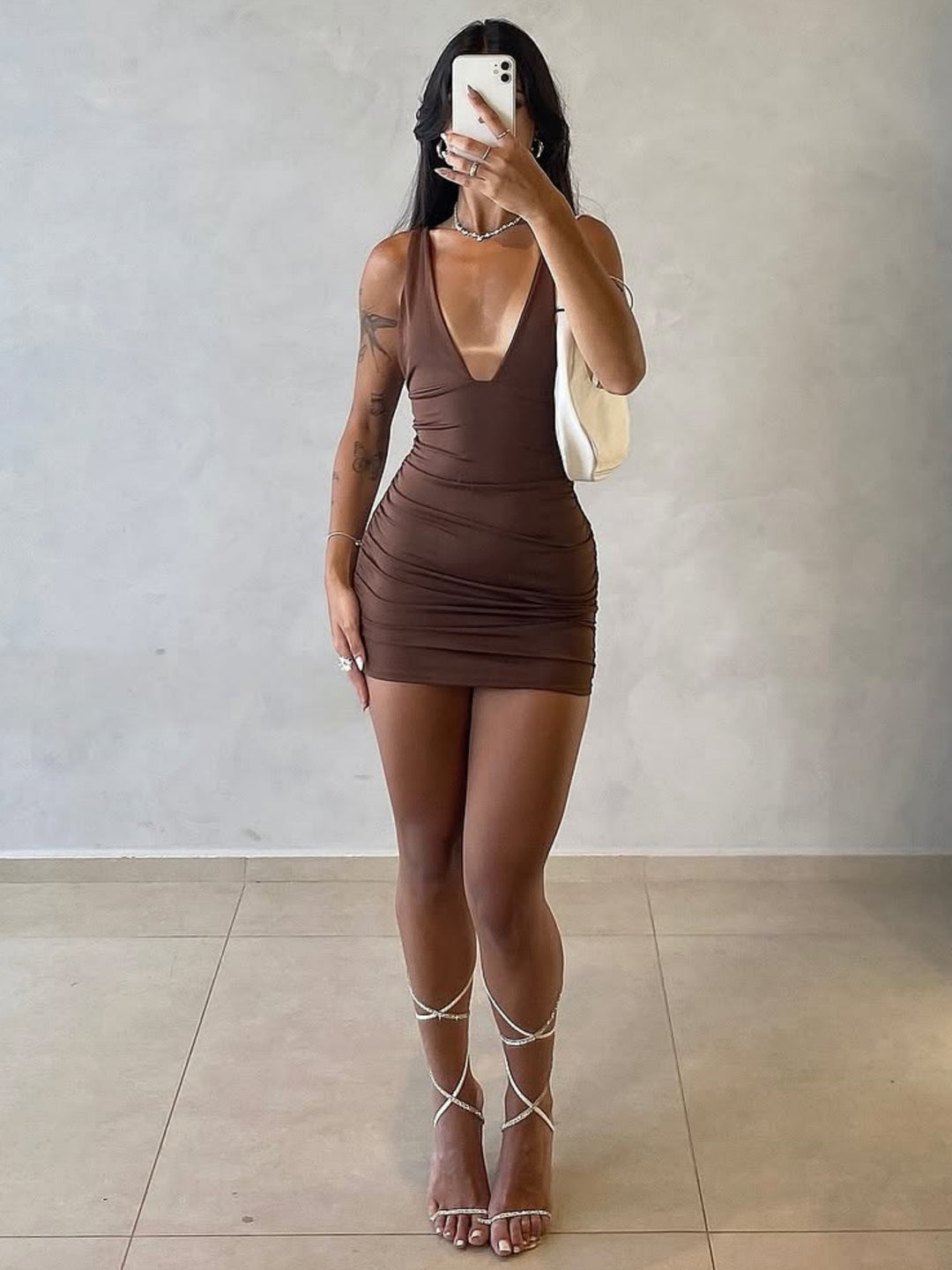 Damen figurbetontes Minikleid mit tiefem V-Ausschnitt und Raffung Echo Archiv