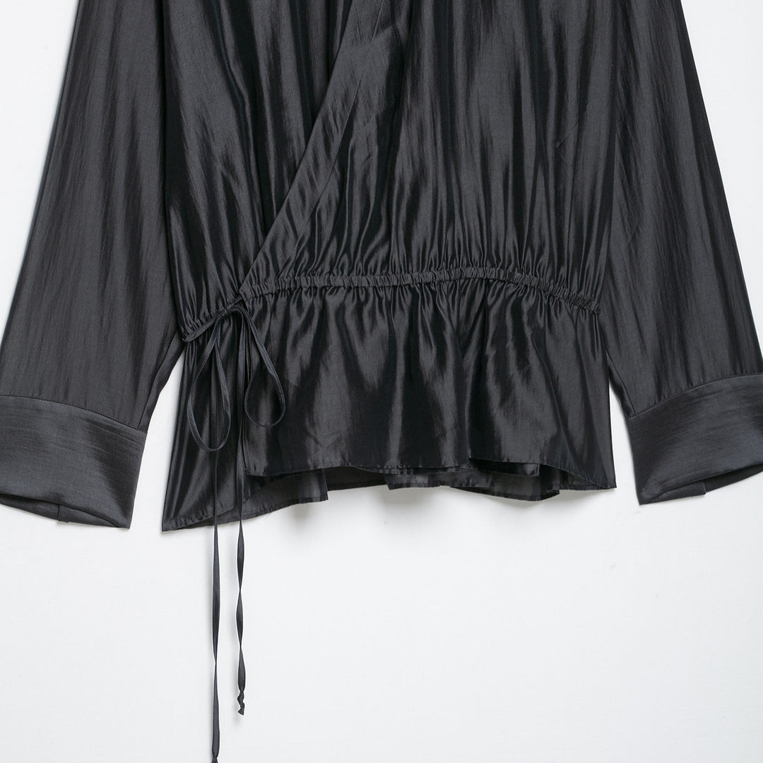 Damen Satinbluse mit Stehkragen, Wickeloptik und Kordelzug Echoarchiv