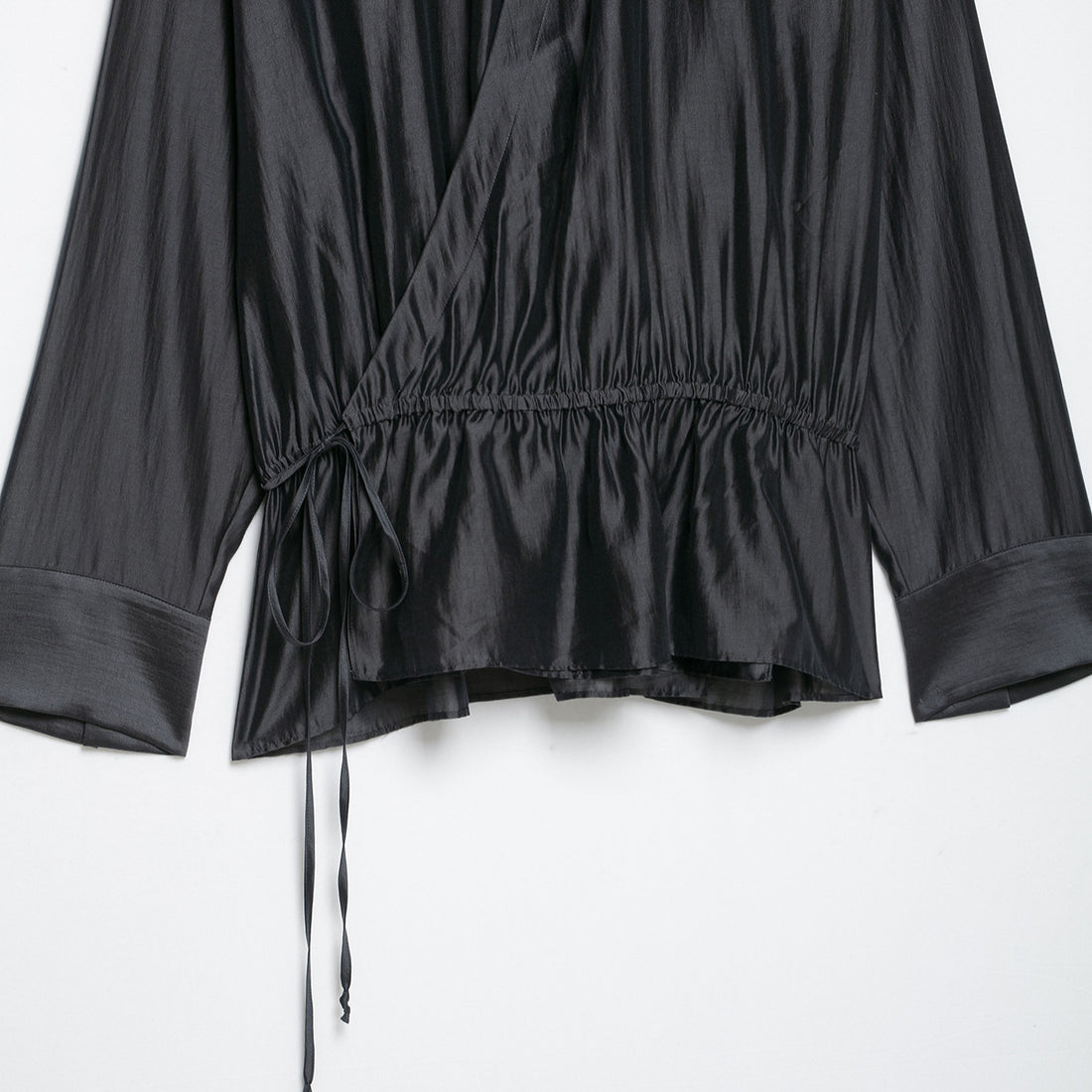 Damen Satinbluse mit Stehkragen, Wickeloptik und Kordelzug Echoarchiv
