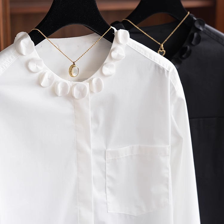Damen Elegante Bluse im weiten Schnitt mit verdeckter Knopfleiste und Blumenapplikation am Rundhals Echo Archiv