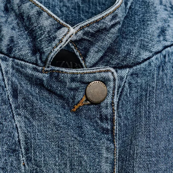 Damen Boxy Cropped Denimjacke mit Mandarin-Kragen, asymmetrischer Knopfblende und Fransenabschluss Echo Archiv