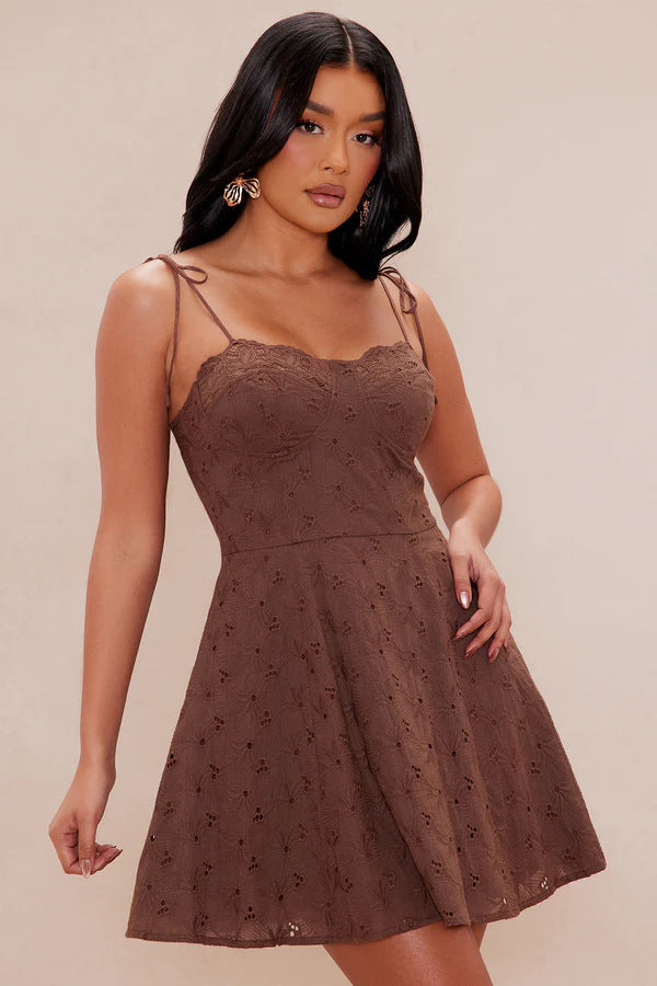 Damen Verspieltes Sommerkleid mit feinen Spitzenakzenten und verstellbaren Spaghetti-Trägern Echo Archiv