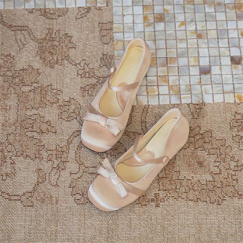 Damen Satin Mary‑Jane Ballerinas mit Knöchelriemen, Schleifenapplikation und Komfortfußbett – Lioré