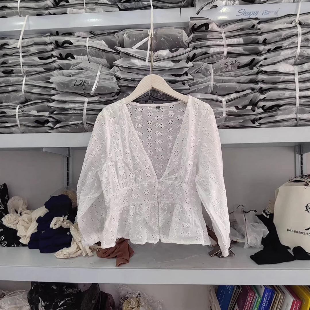 Damen Weiche Broderie-Anglaise-Bluse mit tiefem V‑Ausschnitt, Taillennaht und Volant Echoarchiv