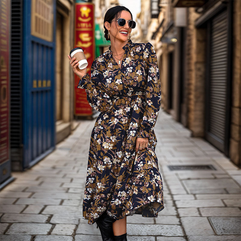 Damen Midikleid im Vintage-Floraldessin mit Stehkragen, Smok-Taillierung und Stufenrock – Élara
