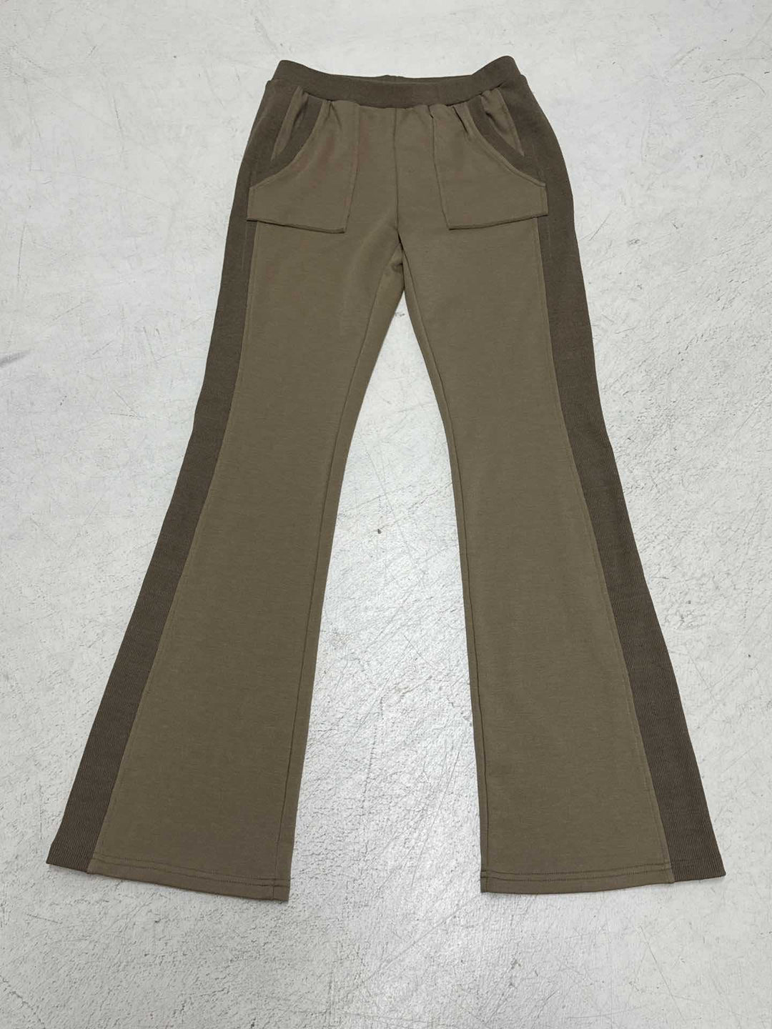 Damen nan Stretch-Flared-Hose mit hoher Taille, aufgesetzten Taschen und seitlichen Einsatzbahnen Echo Archiv