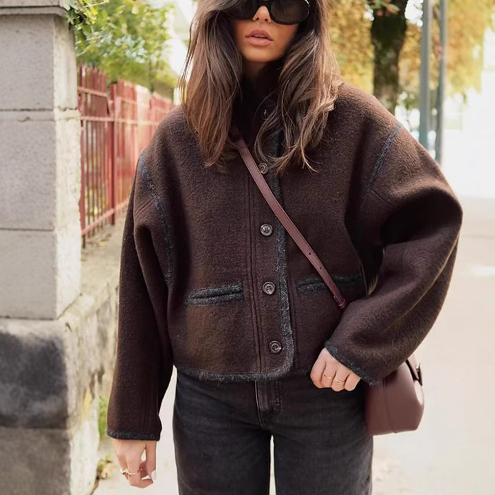 Damen nan kastige Kurzjacke mit Rundhalsausschnitt, Kontrastpaspel und Leistentaschen Echo Archiv