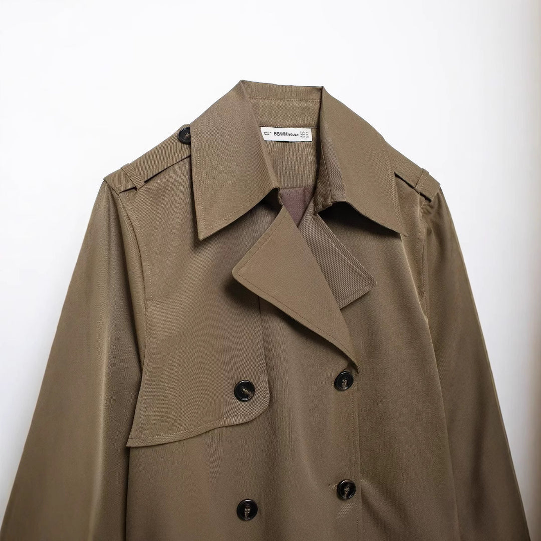 Damen kurzer Cropped Trenchcoat im Boxy‑Schnitt mit doppelreihiger Knopfleiste Schulterklappen und verstellbaren Ärmelriemen – Montévia