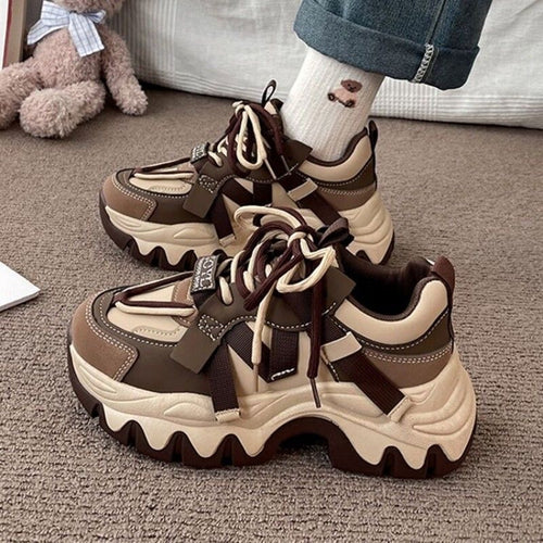 Damen Wellen-Plateau-Sneaker mit Multi-Layer-Obermaterial und Zierbändern – Névara