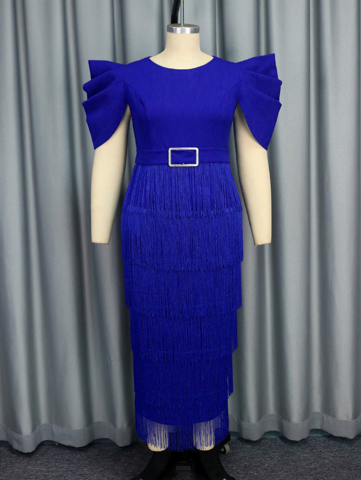 Damen Glamouröses Abendkleid mit voluminösen Rüschenschultern und Fransen Echo Archiv