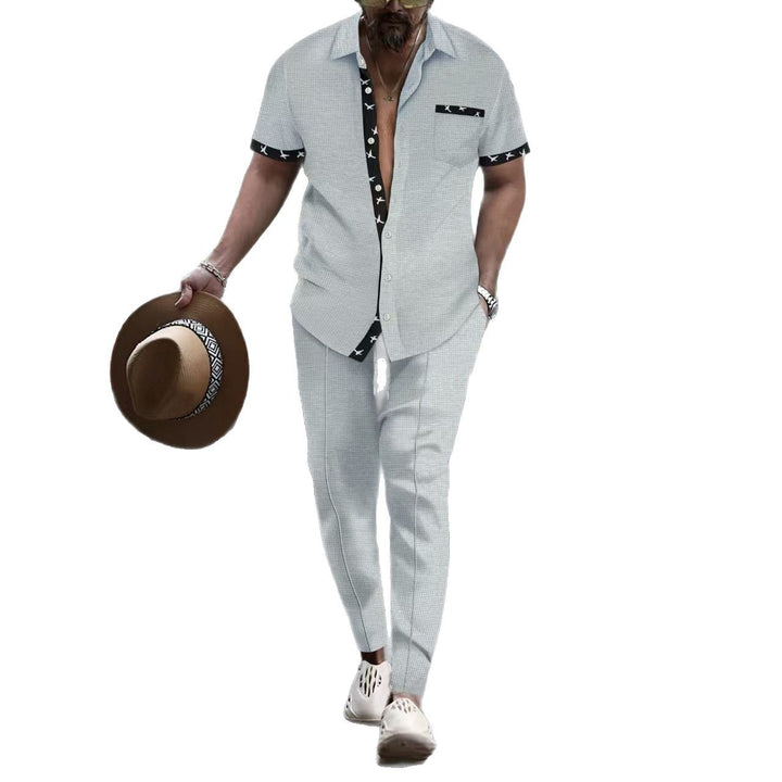 Herren modisches Hemd mit eleganten kurzen Ärmeln und passenden Chino-Hosen Echoarchiv