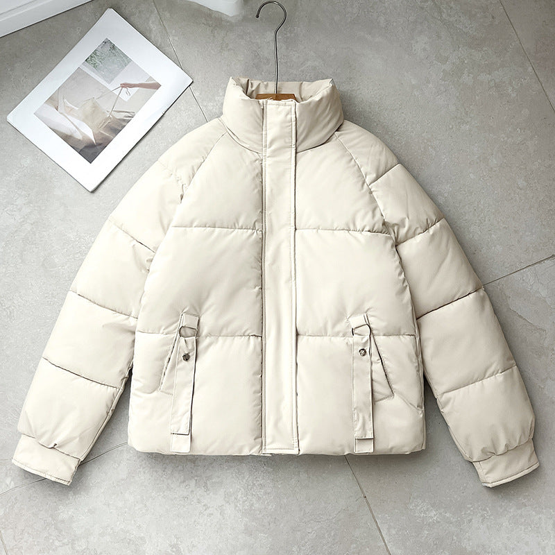 Damen kurze gesteppte Pufferjacke mit hohem Stehkragen, verdeckter Frontblende und D‑Ring Taschenapplikation – Célinea