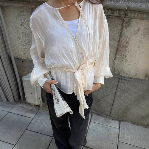 Damen Elegante Wickelbluse mit Bindegürtel und voluminösen Ballonärmeln Echoarchiv