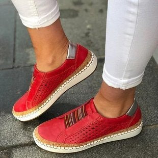 Damen Komfort-Slip-On-Sneaker aus Veloursleder mit elastischem Mehrstreifen-Dehnband und geflochtenem Espadrille-Detail – Névara
