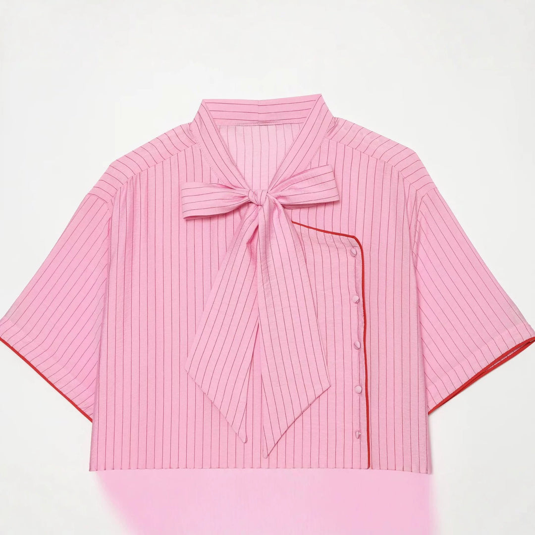 Damen Kurzarm-Bluse mit Schleifenkragen und seitlicher Knopfleiste Echo Archiv