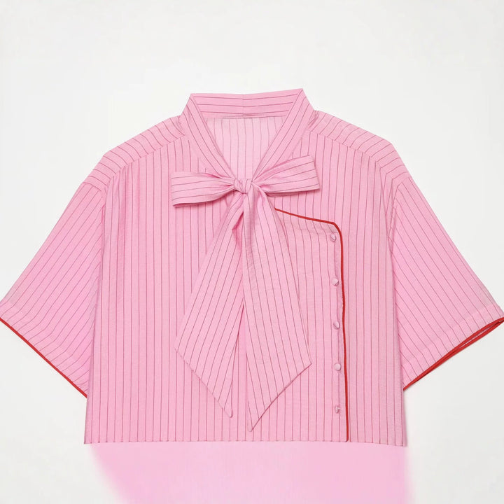 Damen Kurzarm-Bluse mit Schleifenkragen und seitlicher Knopfleiste Echo Archiv
