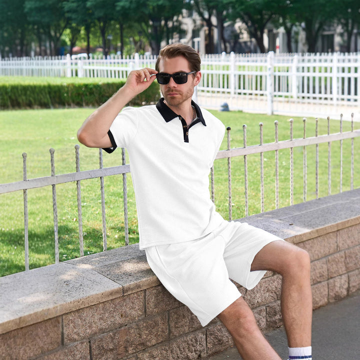 Herren Sportliches Polohemd mit kontrastierenden Details und passenden Shorts Echoarchiv