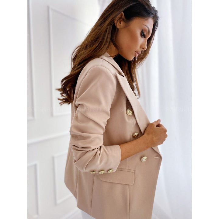 Damen eleganter Blazer-Anzug mit goldenen Knopfdetails Echoarchiv