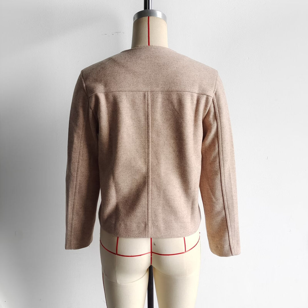 Damen strukturierte Kurzjacke mit Rundhals, Brusttaschen und dekorativer Metallknopfleiste – Célinea