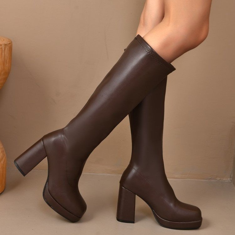 Damen kniehohe Plateaustiefel mit klobigem Blockabsatz und hochglänzender Lackoptik – Lioré