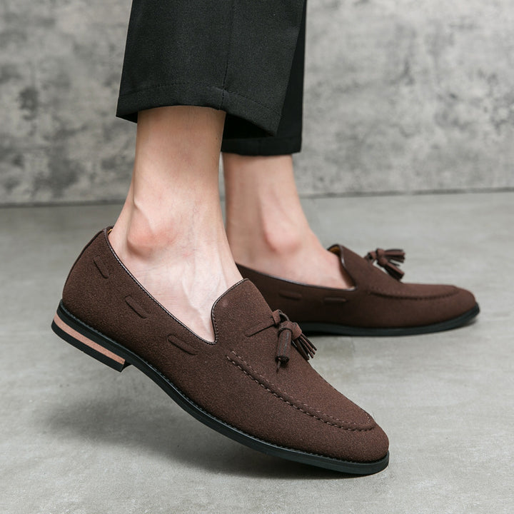 Herren Quasten-Slipper aus Veloursleder mit handgenähter Moccasinnaht und gepolstertem Lederfußbett – Tavélo