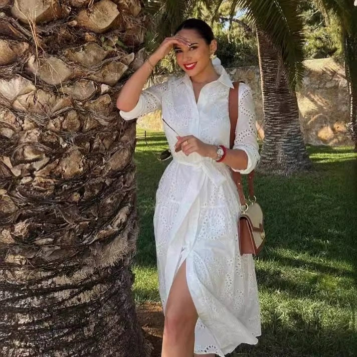 Damen langes Hemdkleid mit Lochstickerei, Hemdkragen und Bindegürtel – Valéora