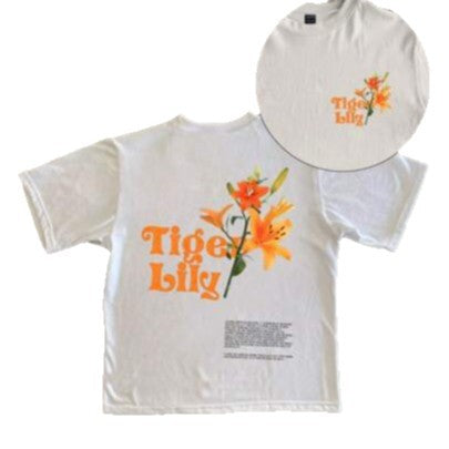 Damen T-Shirt mit künstlerischem floralem Druck und verspieltem Schriftzug Echo Archiv