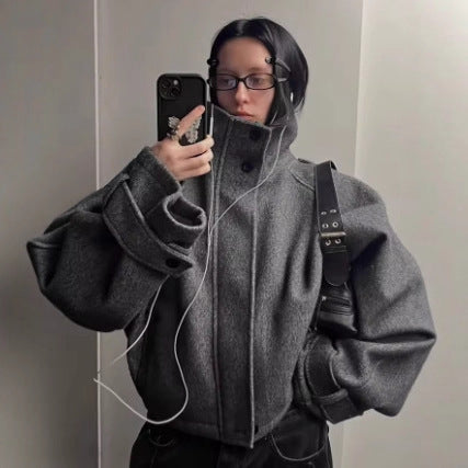 Damen nan kurze Wolljacke mit Stehkragen, Schulterklappen, verdeckter Knopfleiste und verstellbaren Manschetten Echo Archiv