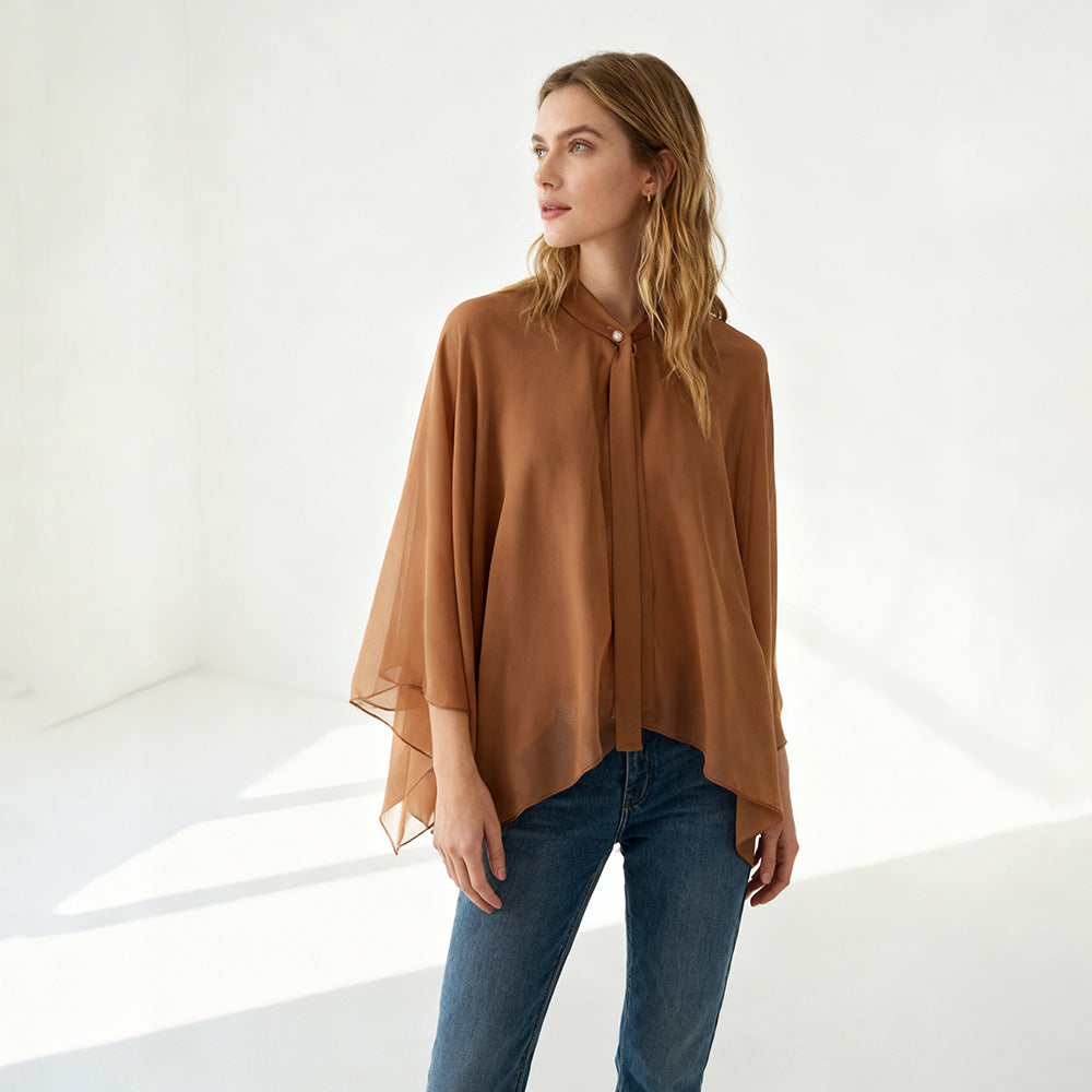 Damen Chiffon-Cape mit Schleifenkragen und Zierknopf – Avérine
