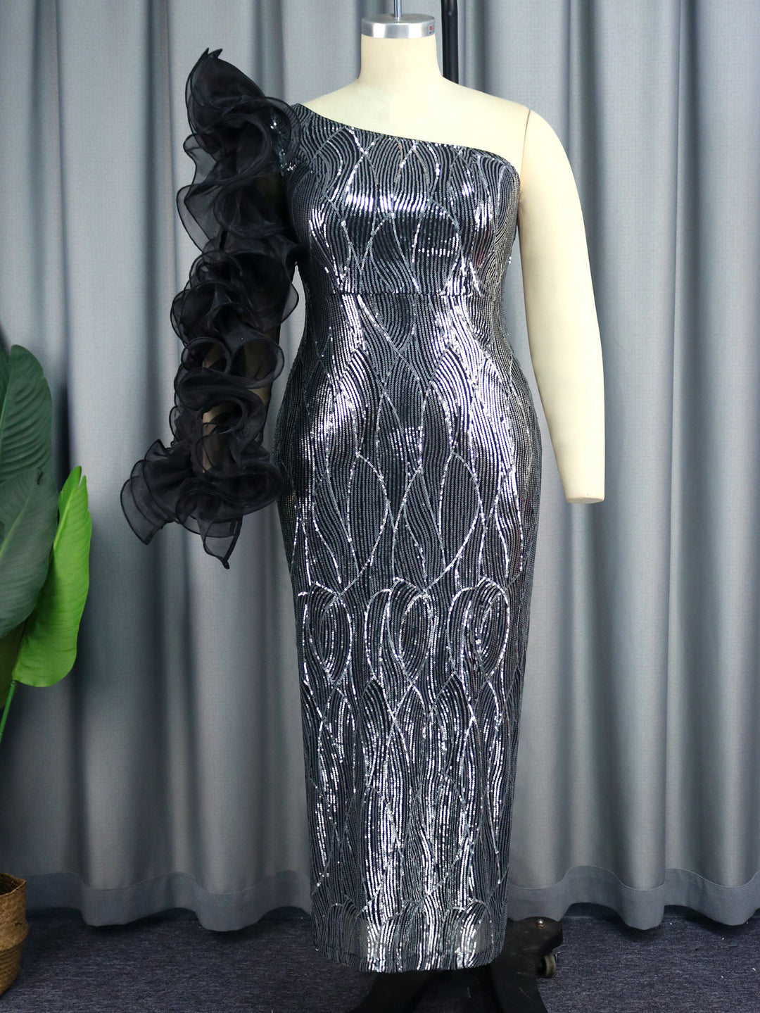 Damen Glamouröses Abendkleid mit schulterfreiem Design und voluminösen Rüschenärmel Echo Archiv