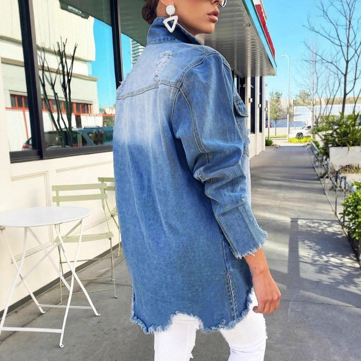 Damen Oversize-Jeansjacke mit Destroyed-Details, Fransensaum und verdeckter Knopfleiste Echo Archiv