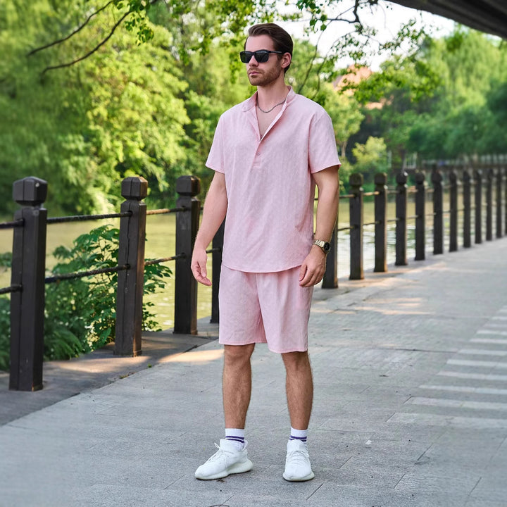 Herren lässiges Sommer Outfit mit Kurzarmhemd und Shorts Echoarchiv