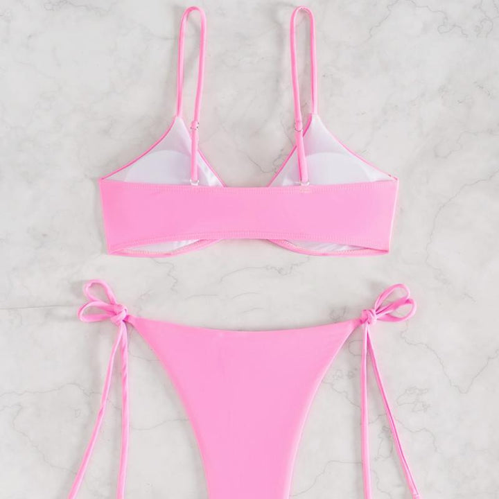 Damen Bikini-Set mit verspieltem Knoten und elegantem Gold-Detail Echo Archiv