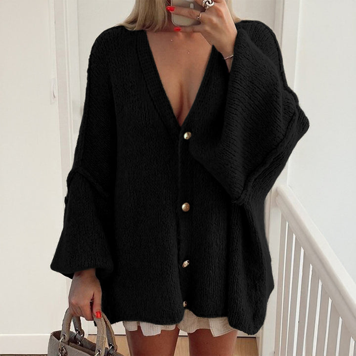 Damen nan Bouclé-Oversize-Cardigan mit tiefem V-Ausschnitt, Kimonoärmeln und goldenen Zierknöpfen Echo Archiv