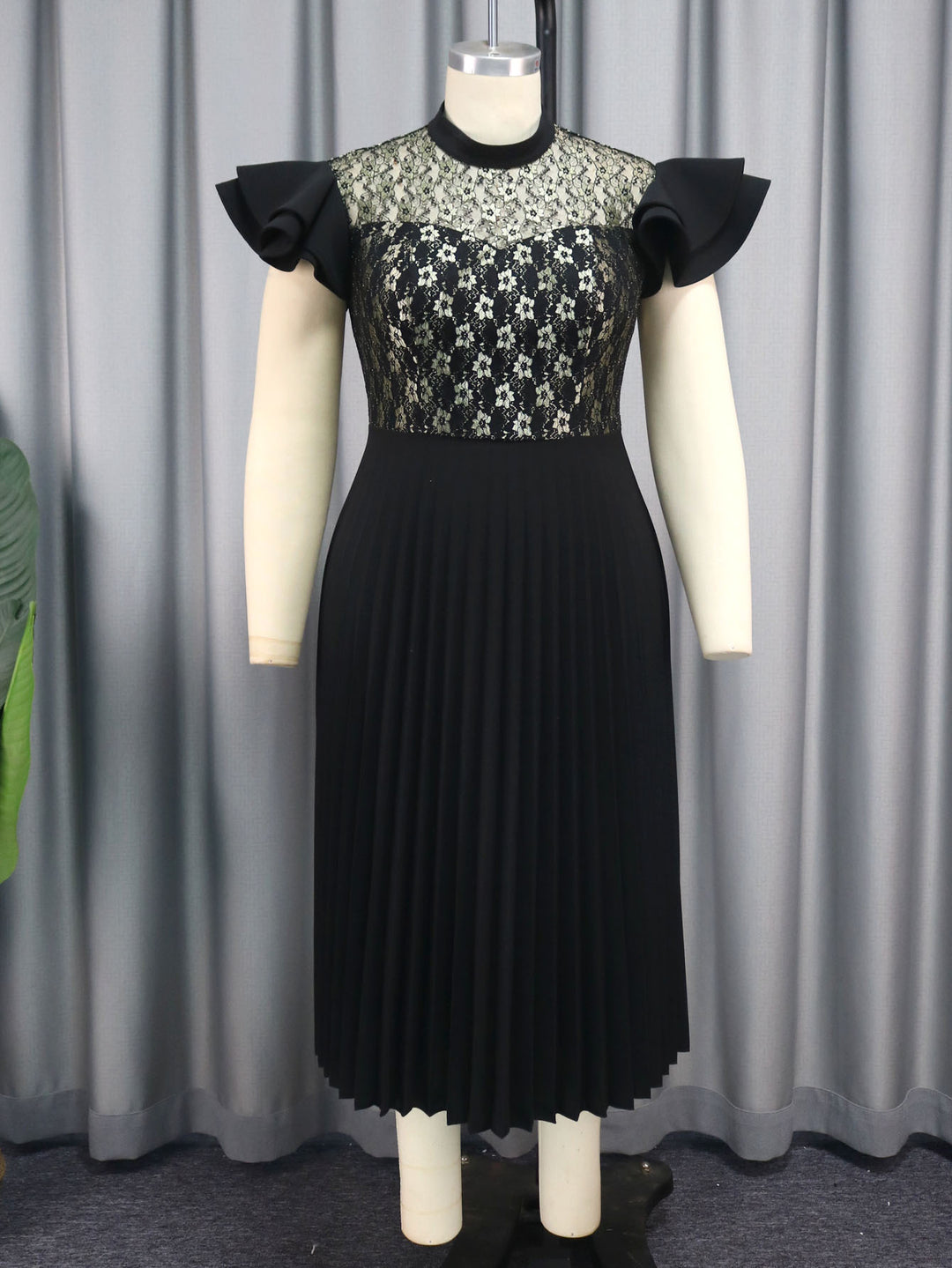 Damen Elegantes Plisseekleid mit floralem Spitzenoberteil Echo Archiv