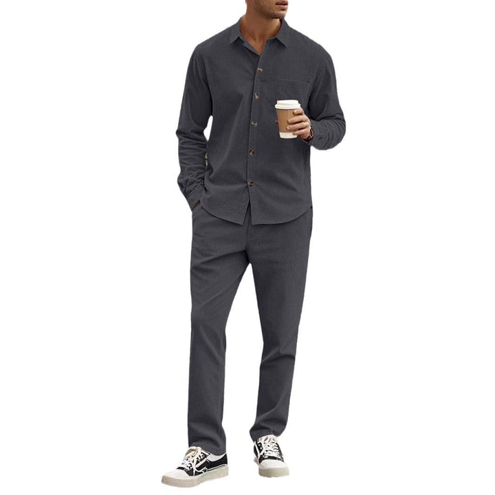 Herren elegantes Freizeitanzug mit stilvollem Hemd und bequemer Hose Echoarchiv