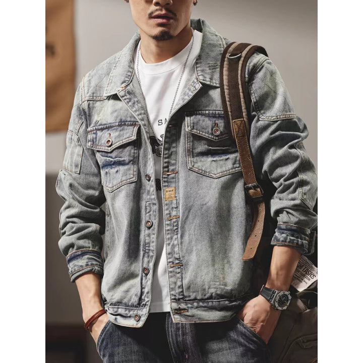Herren Denim-Jeansjacke im Used-Look mit Hemdkragen, aufgesetzten Brusttaschen und legerer Passform Echoarchiv