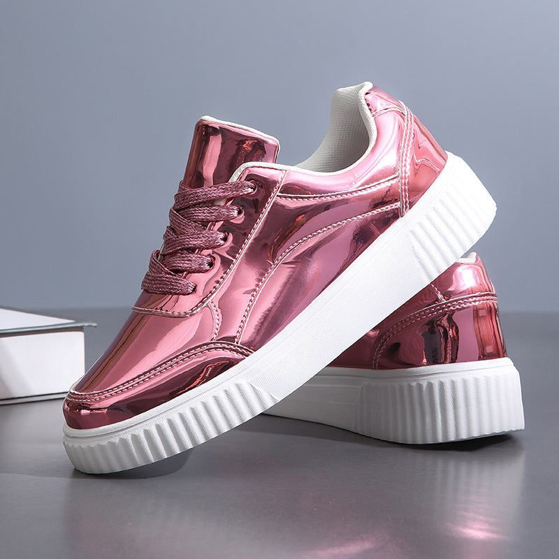 Damen nan niedrig geschnittener Sneaker mit spiegelnder Lackoberfläche, gepolstertem Schaft und erhöhter Laufsohle mit Rillenprofil Echo Archiv