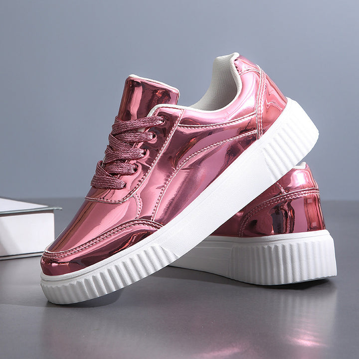 Damen nan niedrig geschnittener Sneaker mit spiegelnder Lackoberfläche, gepolstertem Schaft und erhöhter Laufsohle mit Rillenprofil Echo Archiv