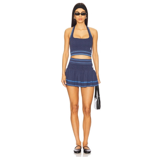 Damen nan gestricktes Sportset mit Neckholder-Croptop und ausgestelltem Faltenminirock Echo Archiv
