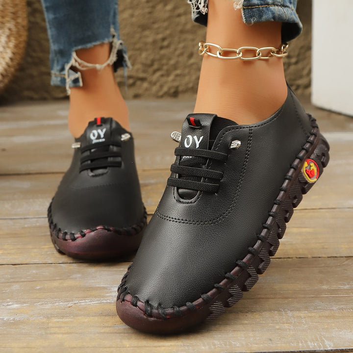 Damen Bequeme Lederoptik-Slipper mit flexibler Profilsohle und Mokassin-Naht – Lioré