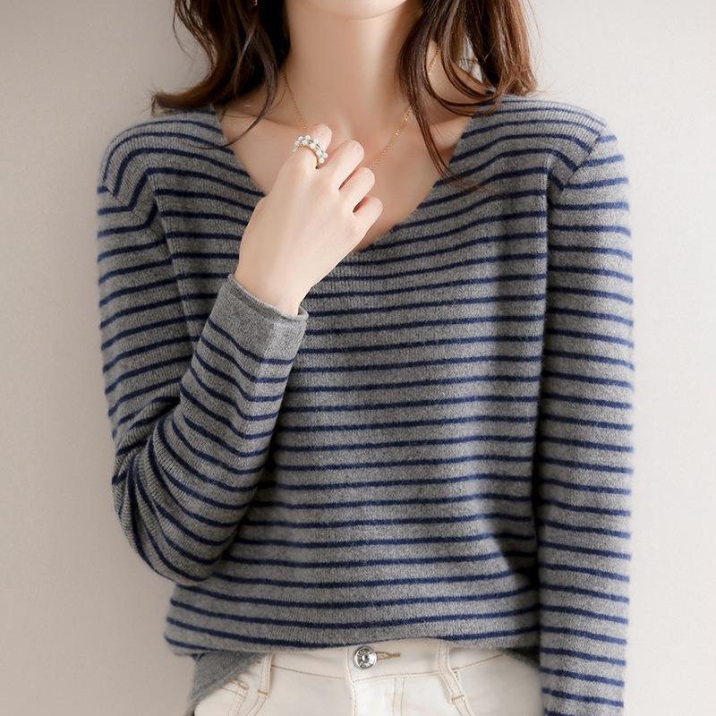 Damen Zarter Streifen-V‑Ausschnittpullover aus feinem Rippstrick mit weichem Fall Echoarchiv